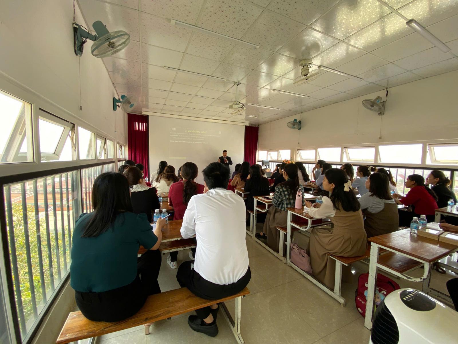 Khung cảnh buổi tập huấn